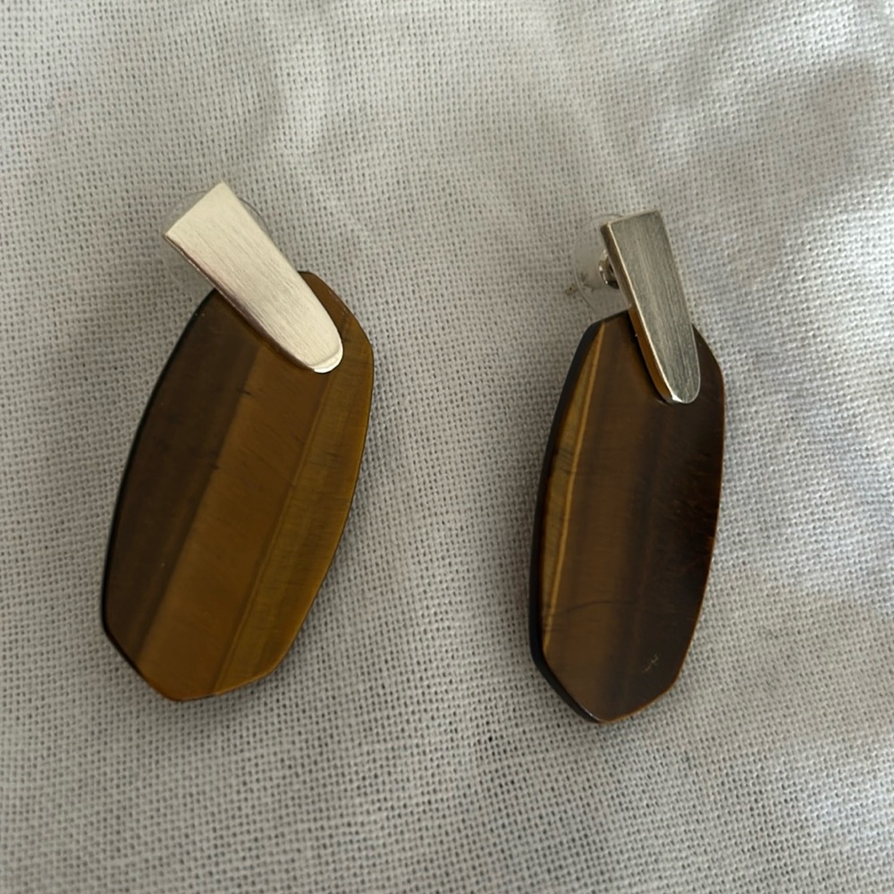 Kendra Scott Tiger’s Eye Earrings pierced hanging